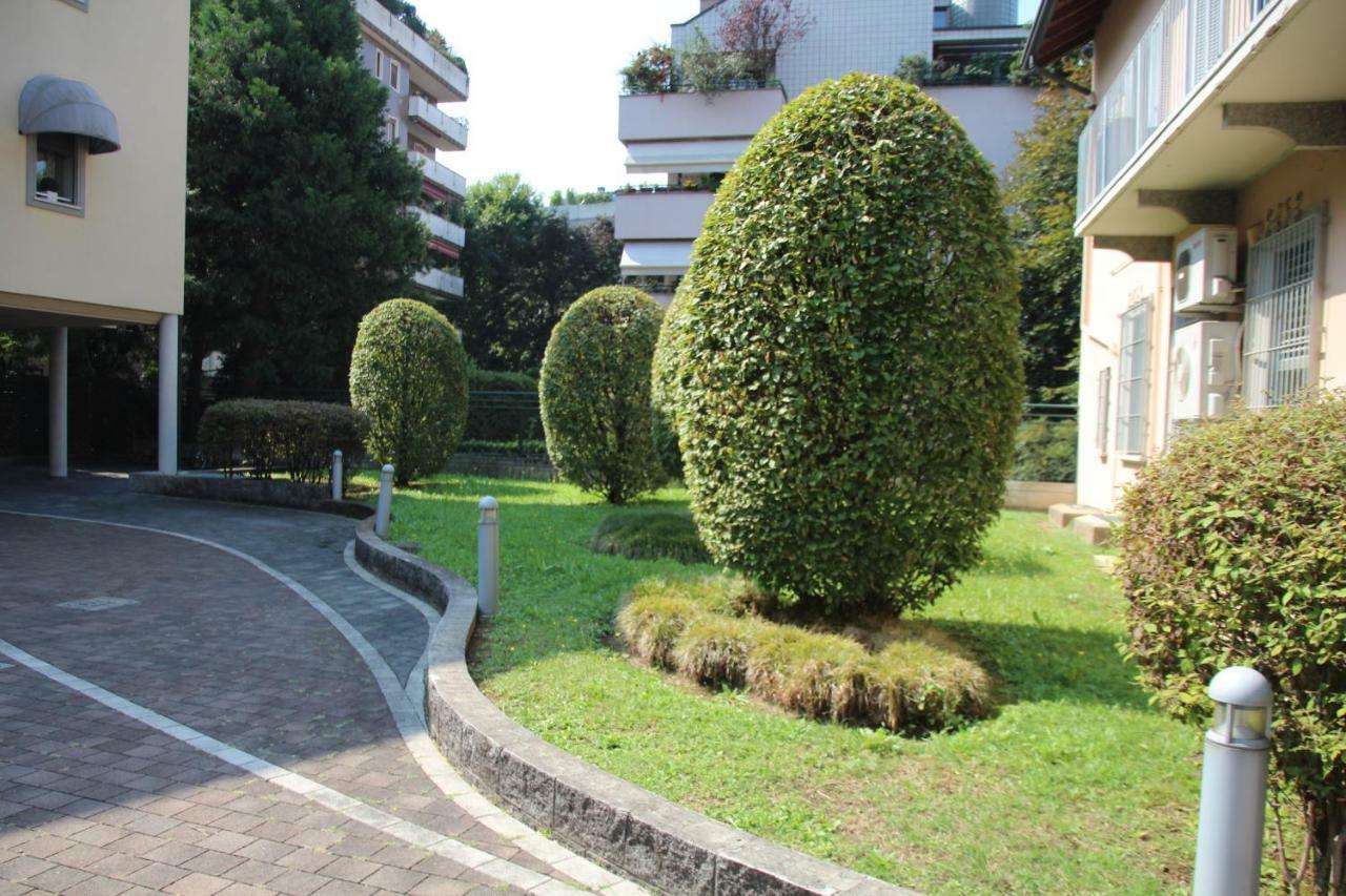Parco Di Monza Apartment Bagian luar foto