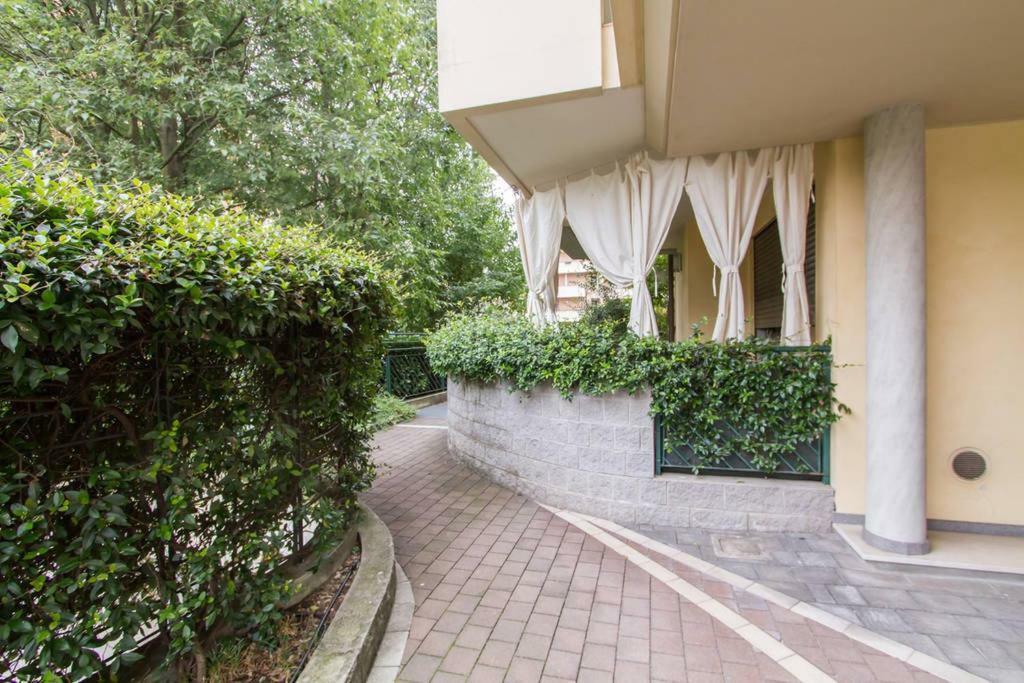 Parco Di Monza Apartment Bagian luar foto